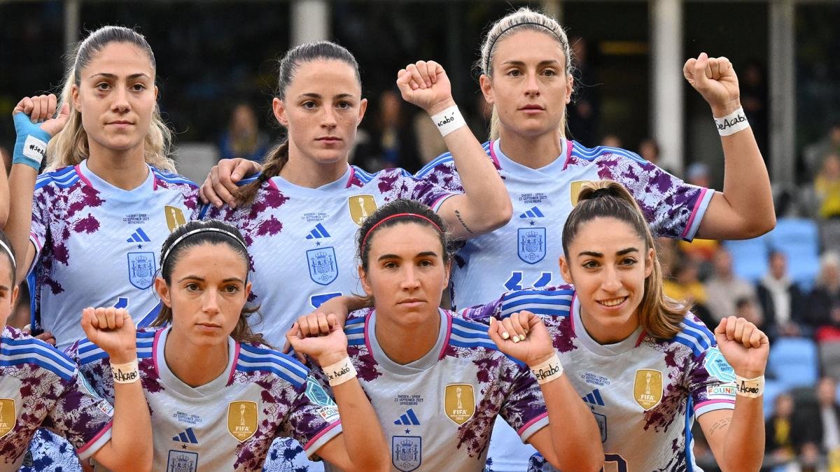 El gesto de apoyo de las jugadores del seleccionado espaol a su compaera Jenni Hermoso Foto AFP