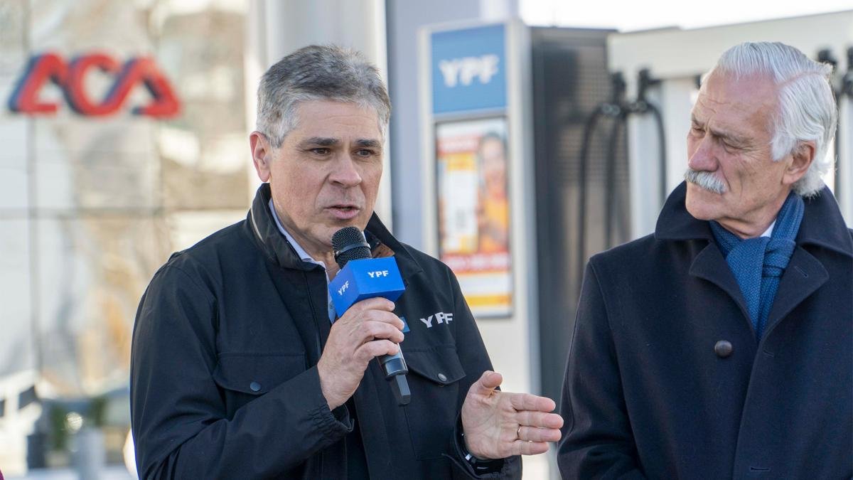 El presidente de YPF Pablo Gonzlez y el titular del ACA Jorge Rosales Foto Walter Daz