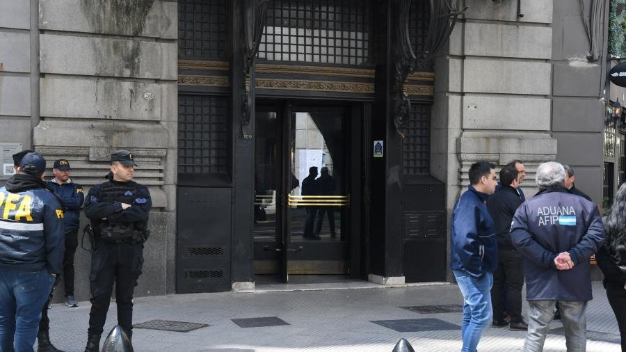 Lo ms relevante fueron los allanamientos en San Martin 140 piso 19 donde funciona Nimbus la mayor cueva de la City Foto Pablo Aeli