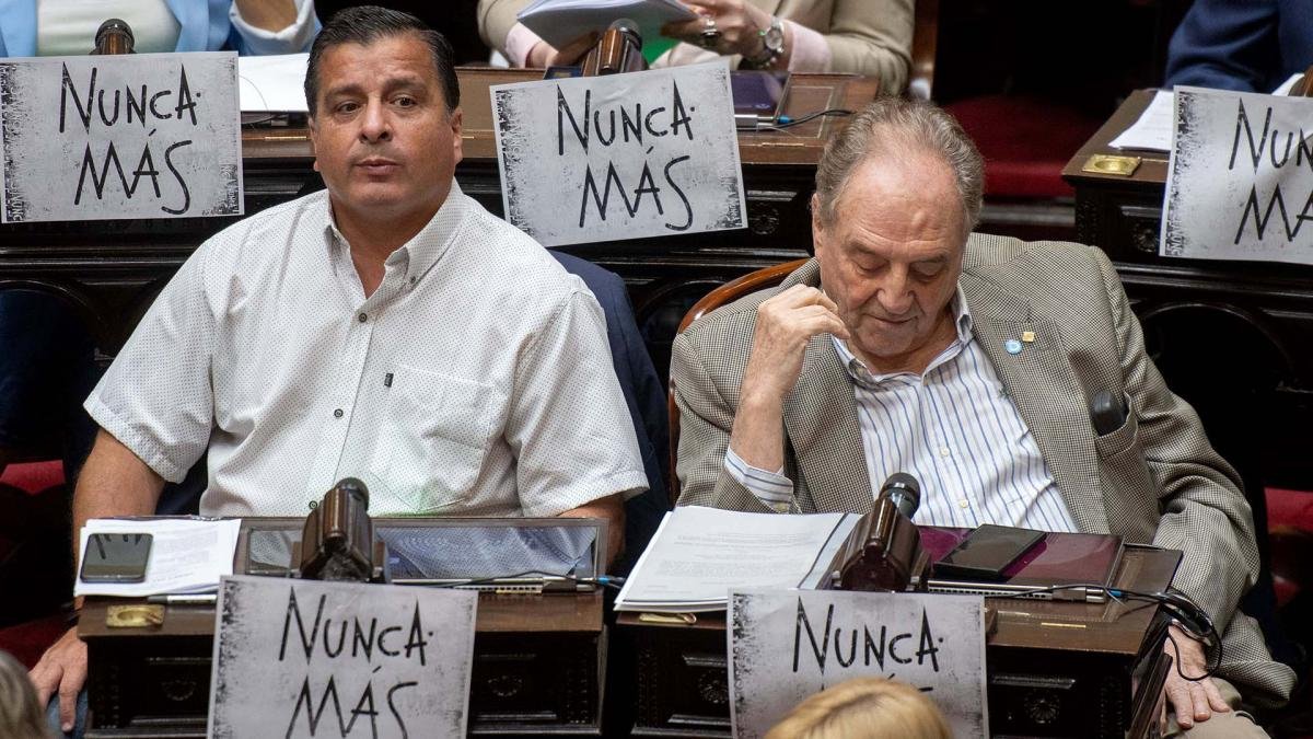 Los legisladores del Frente de Todos se hicieron presentes en el recinto con pancartas que decan Nunca Ms Foto Eliana Obregn