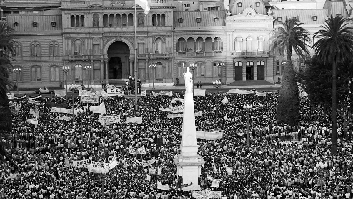 El festejo en la plaza por la vuelta a la Democracia Foto Archivo Tlam