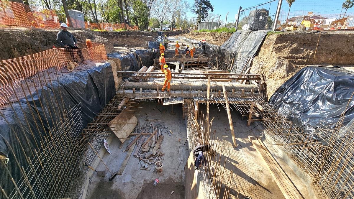 El gobernador bonaerense supervis el avance de las obras de entubamiento de el arroyo El Gato en La Plata Foto Prensa GPBA