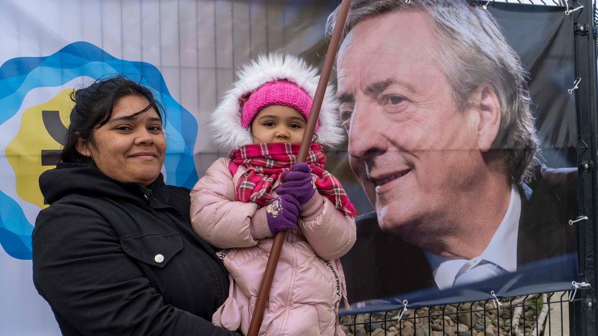 En medio de un temporal de viento el intendente local Pablo Grasso organiz un homenaje Foto Walter Daz