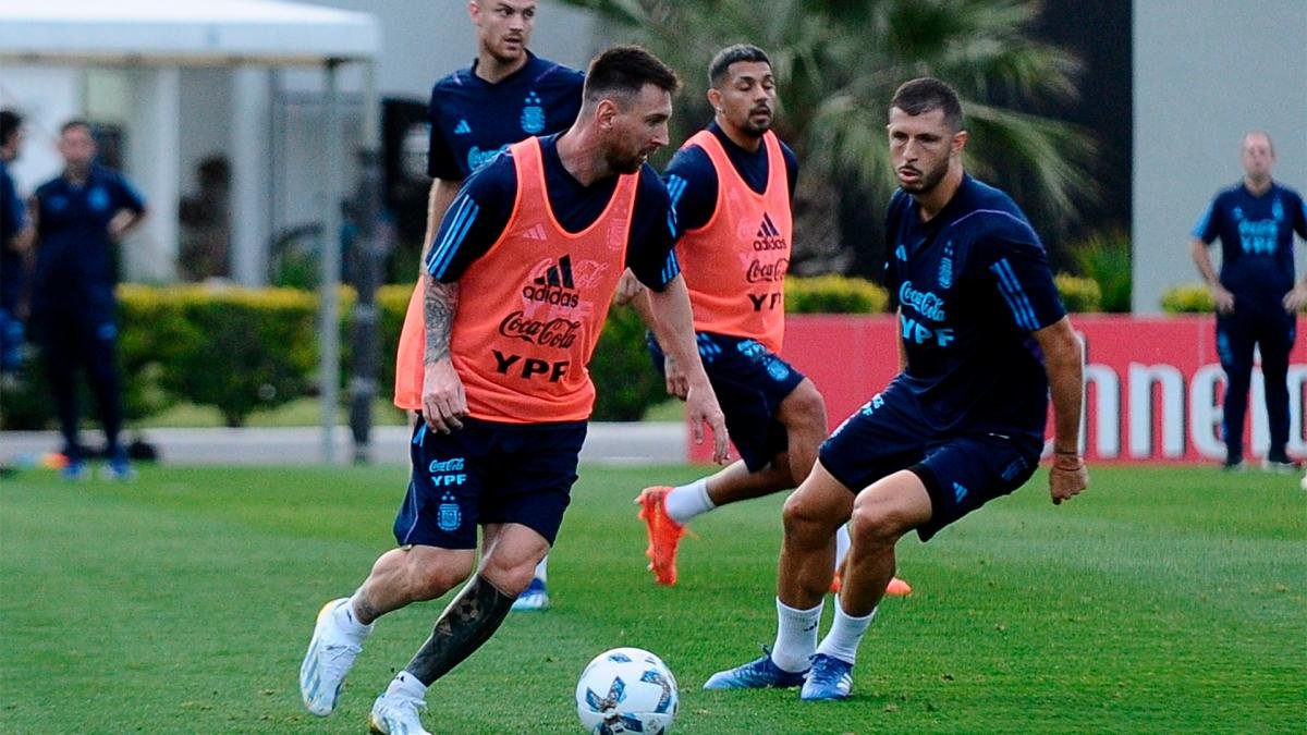 Messi entren a la par de sus compaeros Foto Osvaldo Fantn