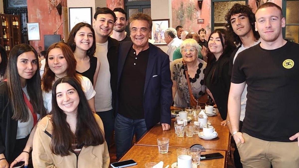 Nito Artaza comparti un desayuno con jvenes en RosarioFoto X NitoArtaza