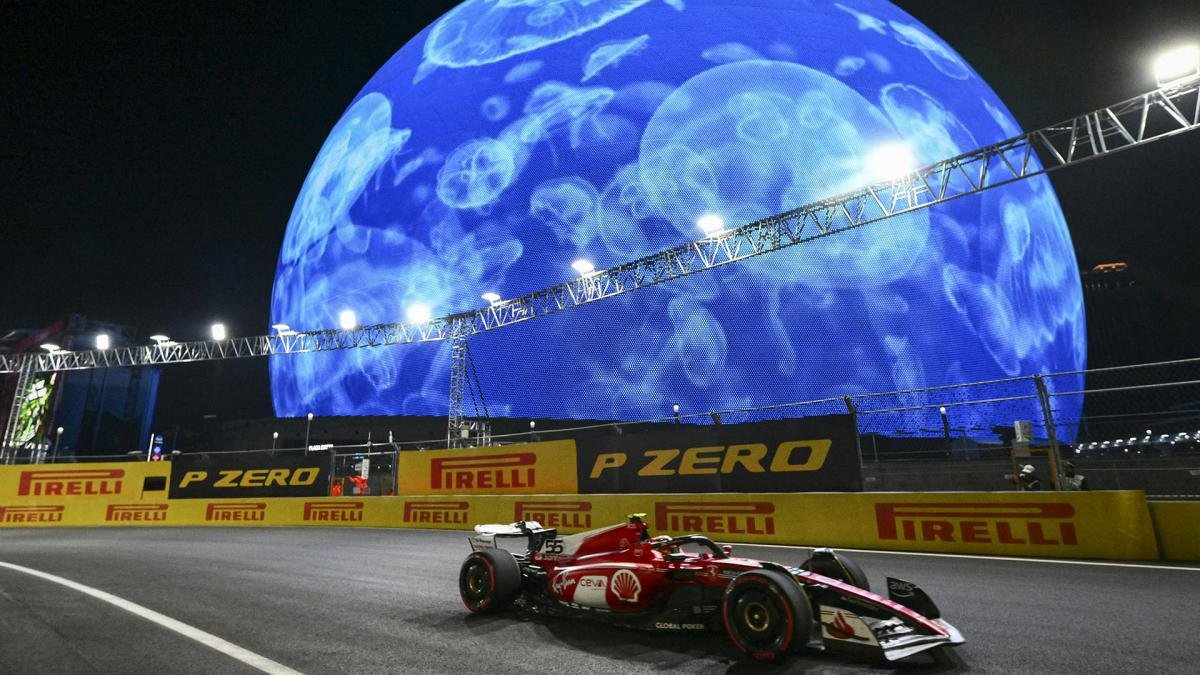 Carlos Sainz Jr con problemas en su Ferrari sobre el trazado de Las Vegas Foto AFP