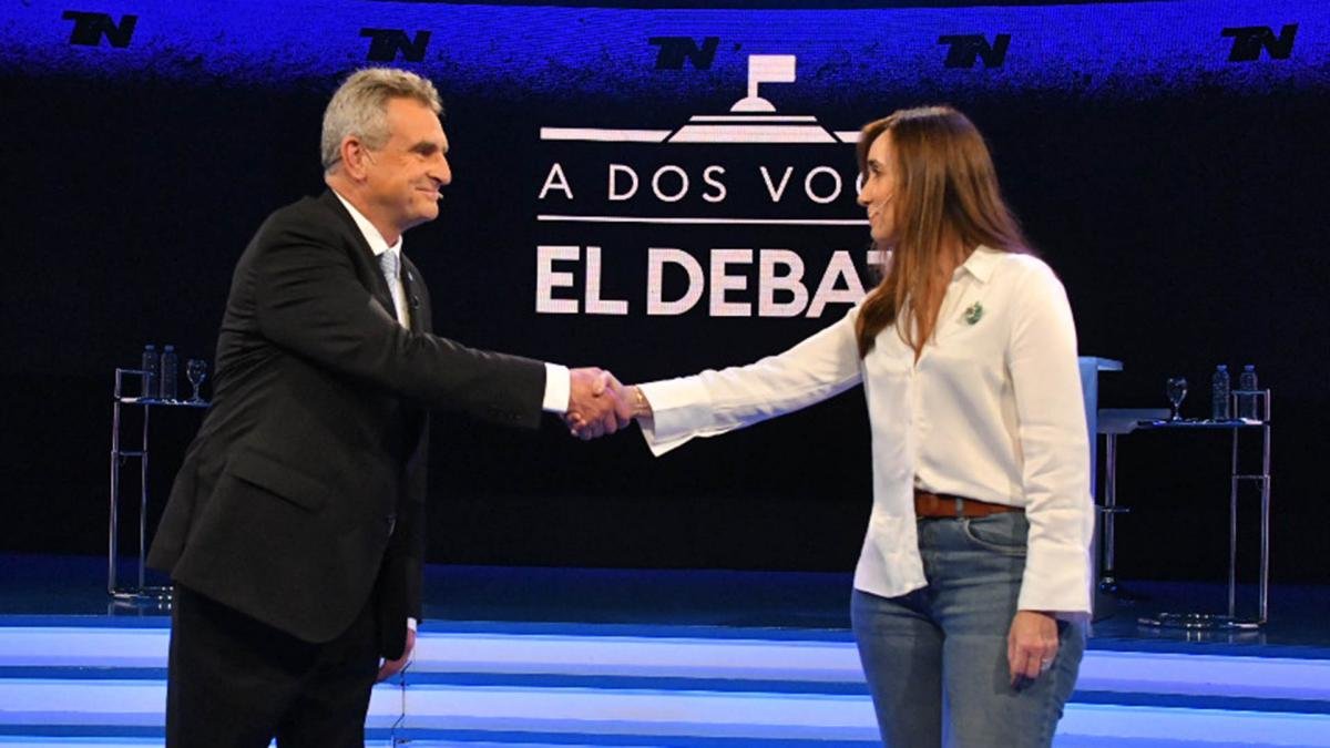 El saludo del inicio entre los candidatos a vicepresidente Foto Enrique Garca Medina
