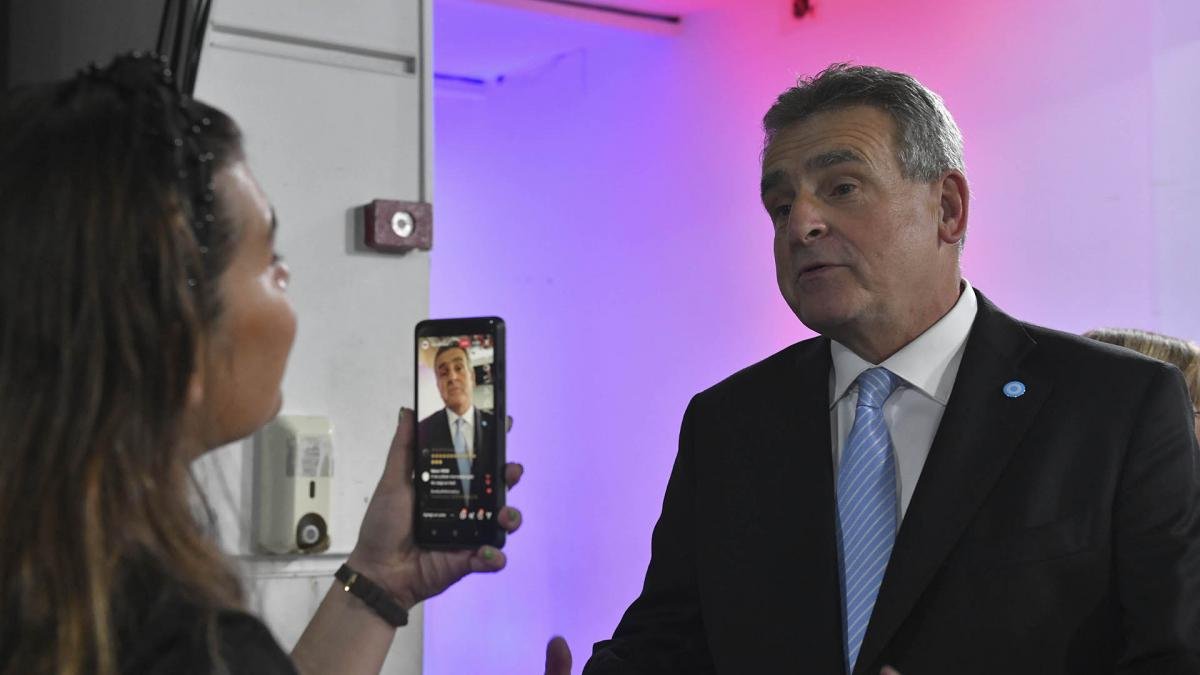 Agustn Rossi en la previa del debate grabando un video para TikTok Foto Enrique Garca Medina