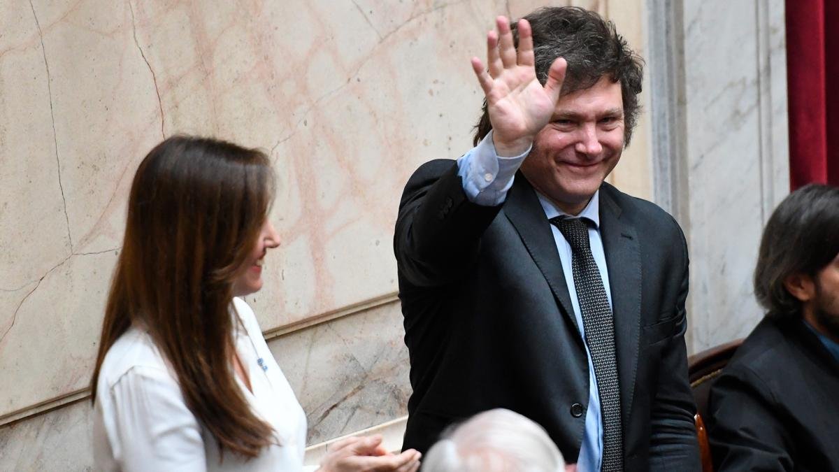 A 40 años de la recuperación democrática, asume Milei como Presidente