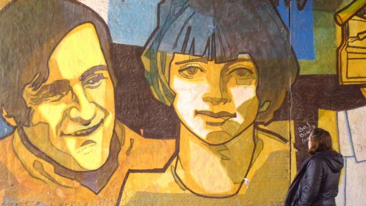 ngela Urondo Raboy frente a un mural con los rostros de sus padres Paco y Alicia Foto Prensa