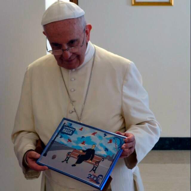 Francisco con el librito De Almagro y de todas partes Rasgos principales de la vida del Padre Lorenzo Massa que inicia con una carta escrita por l Foto Gentileza