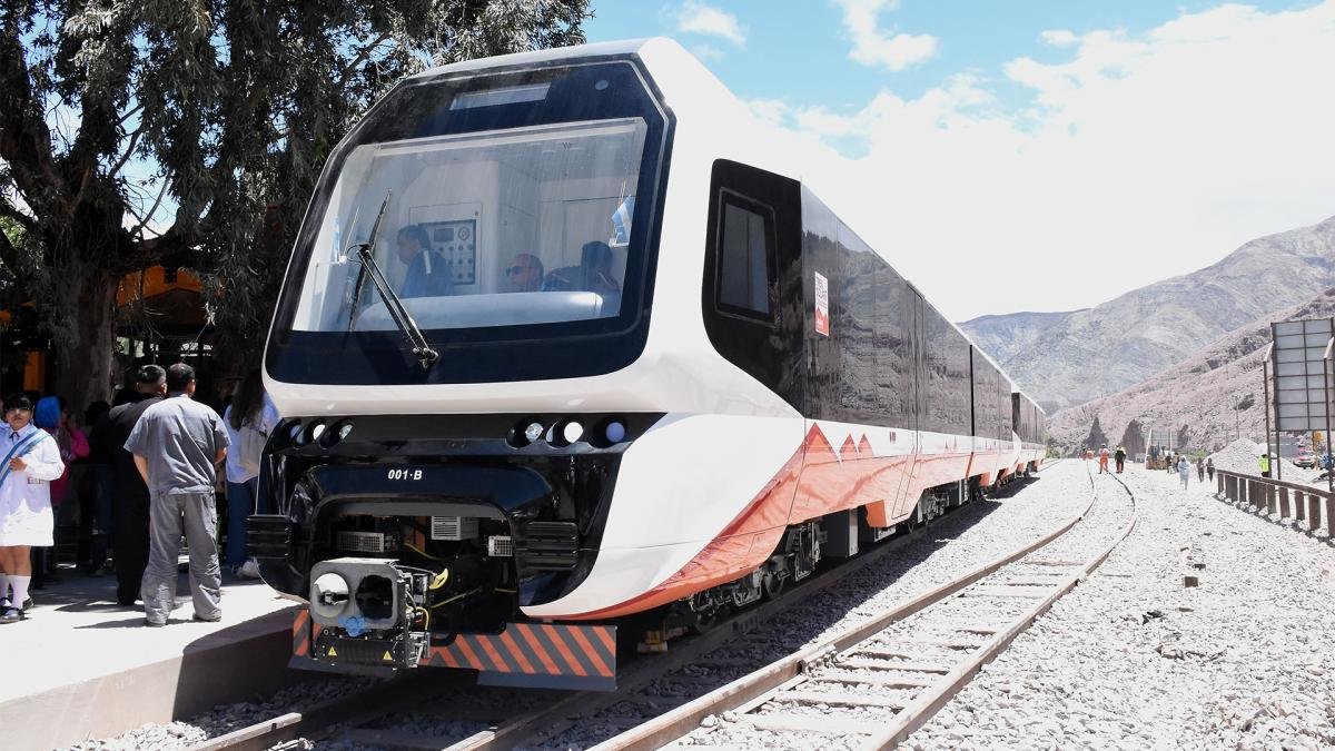 Inauguraron un tren turístico solar con un viaje por tres pueblos de la Quebrada