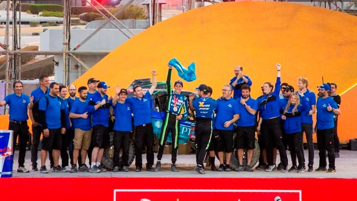 Sanz y su compaero el portugus Ricardo Porem en el podio del DAkar 2023 Foto IG augustosanz