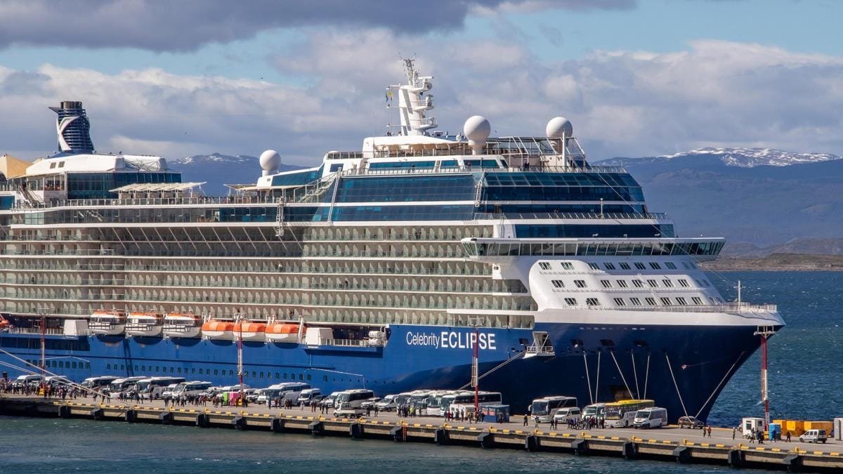 Los cruceros que llegan al sur patagnico tienen capacidad de hasta 3 mil pasajeros Foto Cristian Urrutia