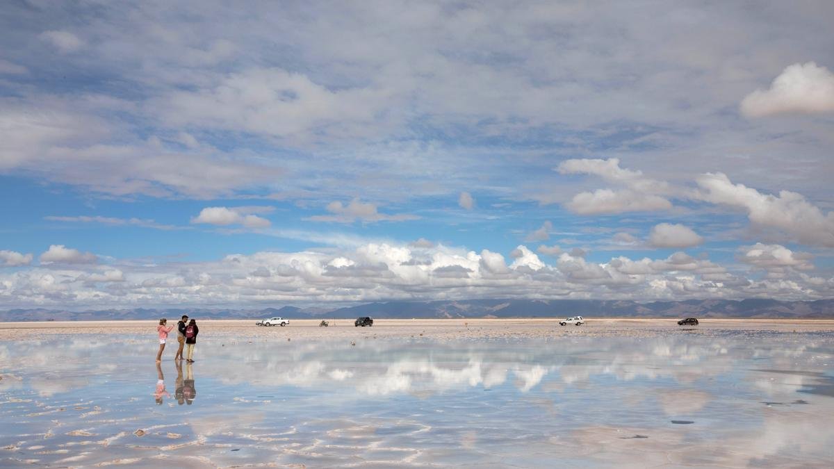 Las Salinas Grandes jujeas impactan por la magnitud de su extensin y por el increble arco de colores que refleja su superficie Foto Prensa