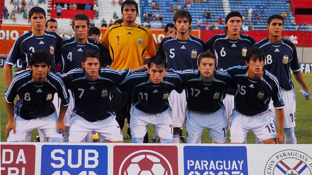 Argentina en el Sudamericano Sub 20 2007 anticipo del Mundial que se jug en Canad ese mismo ao y que clasificaba para Beijing 2008 Entre los que posan estn Chiquito Romero y abajo un jovencsimo Papu Gmez Archivo Tlam