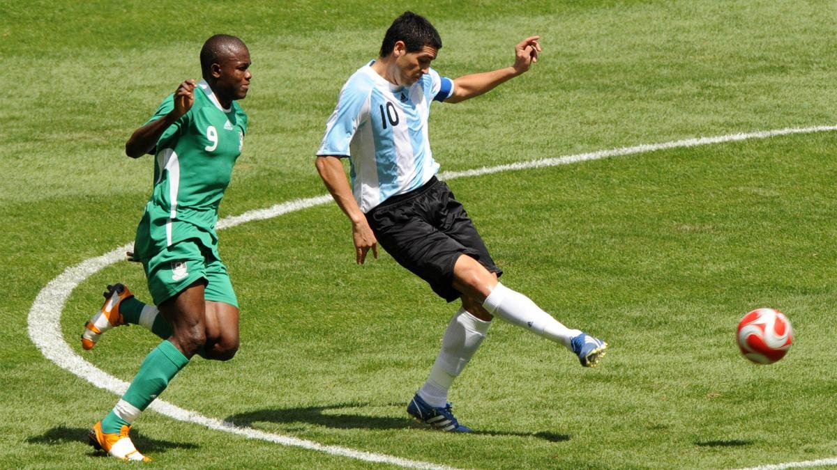 Juan Romn Riquelme escapa de la marca de un jugador nigeriano en la final de Beijing 2008 Archivo Tlam