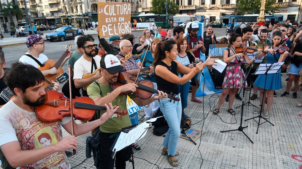Sectores de la cultura realizaron un «Musicazo» en el Congreso contra la «Ley ómnibus»
