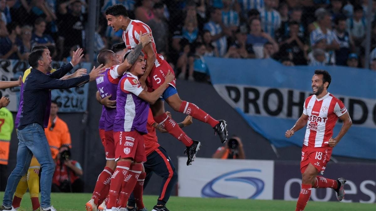 Unión pegó primero y le ganó a Racing en Avellaneda