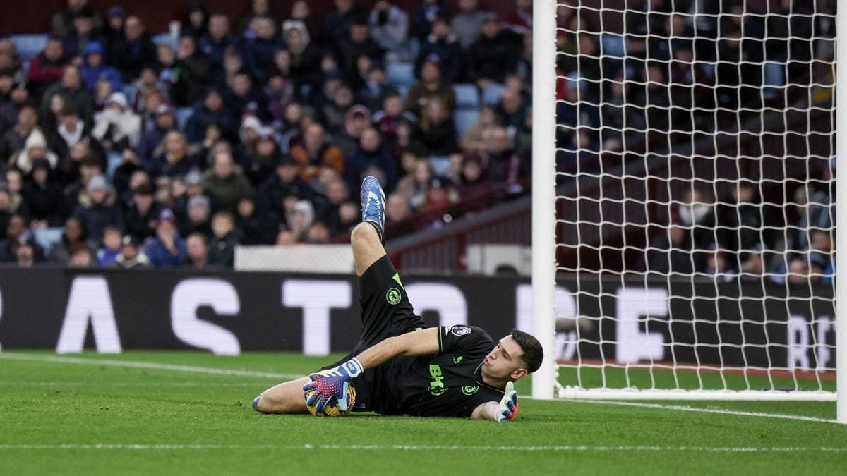 Aston Villa, con «Dibu» Martínez, goleó y sigue entre los cuatro primeros