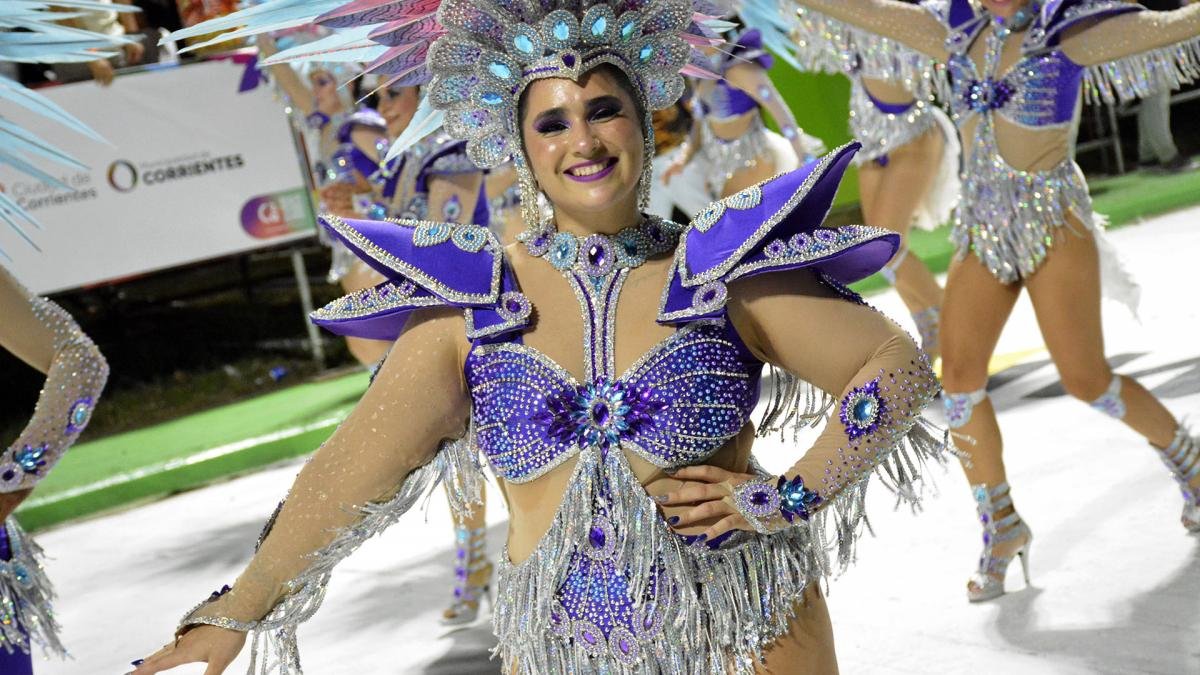 Un jurado de ms de 30 integrantes evala cada noche los trajes la coreografa la msica el show de la bastonera la escuela de Samba y el despliegue Foto Prensa