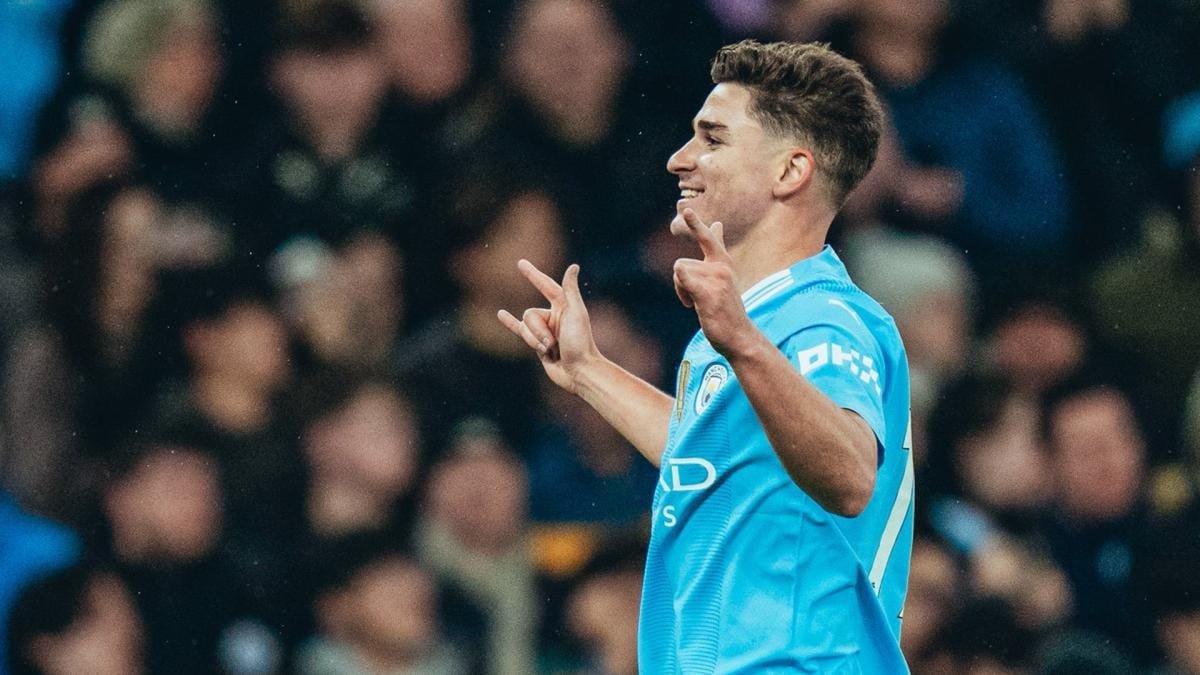 Dos goles de Julián Alvarez para el triunfo del City ante Burnley