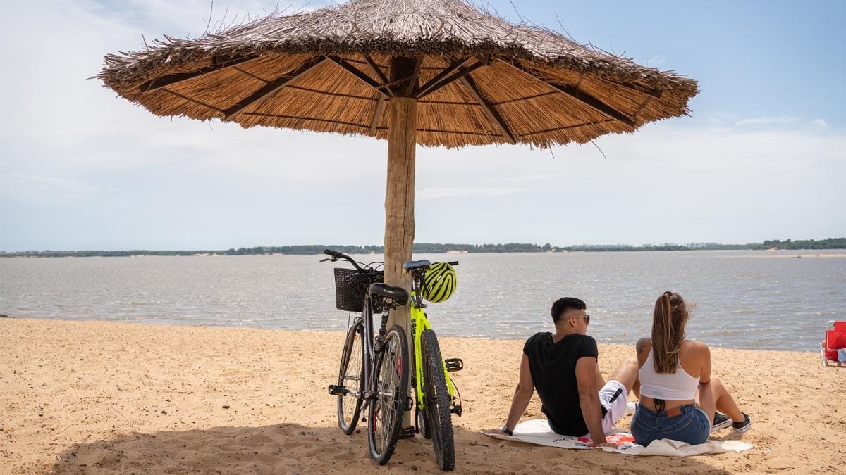 El río Uruguay, un patrimonio de contrastes que atrae miles de turistas a sus costas