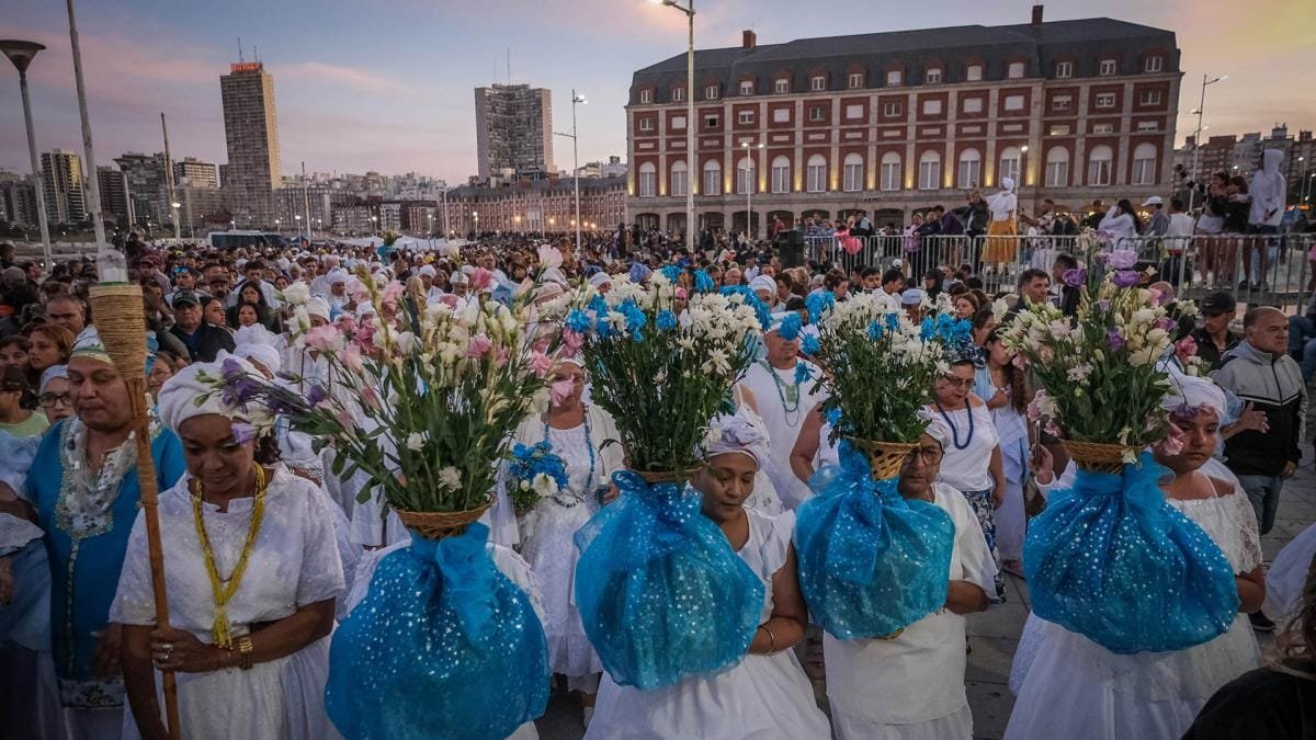 Multitudinaria ceremonia en honor a Iemanjá en las playas de Mar del Plata