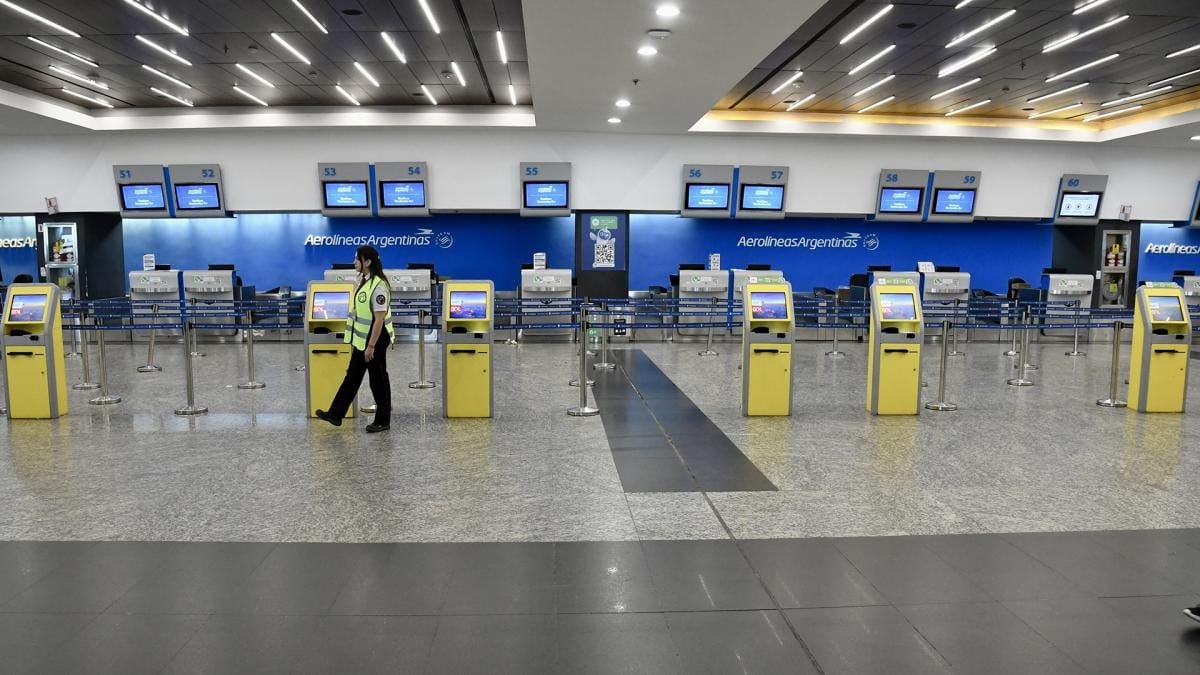 Haba un principio de acuerdo para que los trabajadores aeronuticos percibiesen un 16 de mejora salarial este mes y otro 12 en marzo pero intervino Caputo y todo qued en la nada Foto Gustavo Amarelle