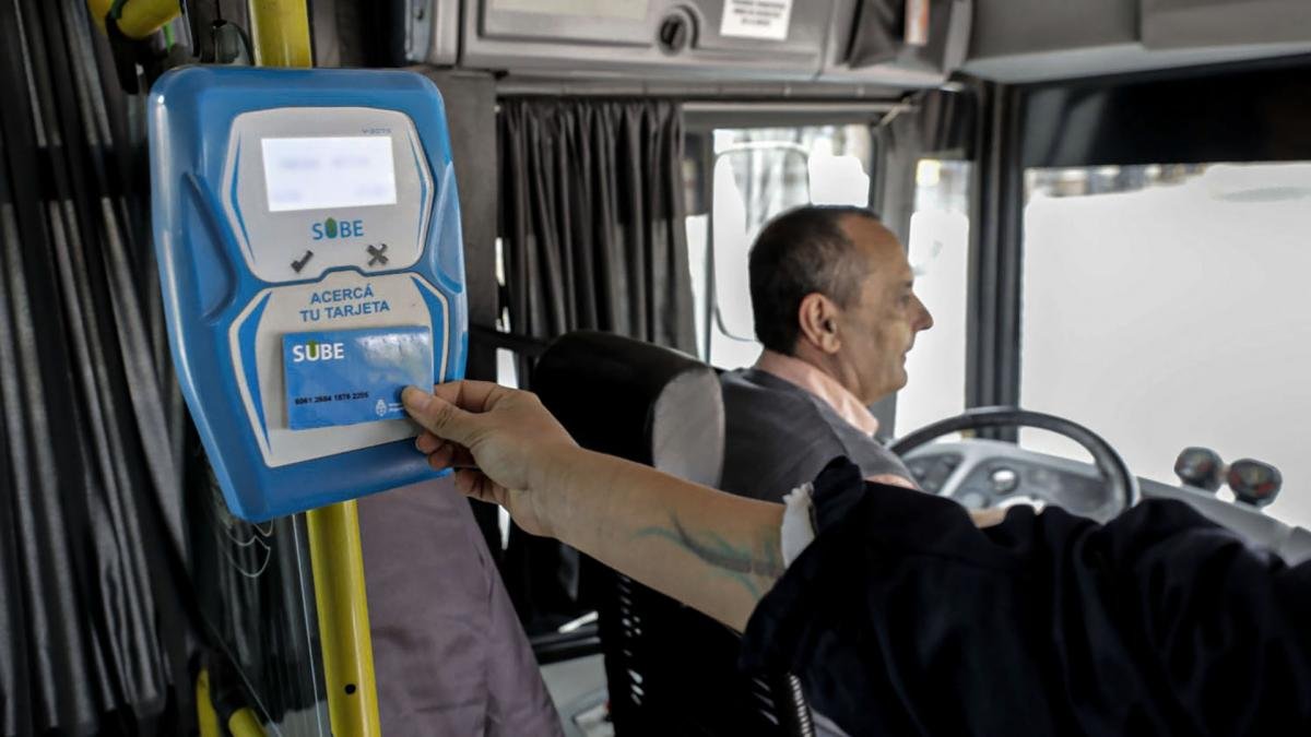 Caputo quiere que la Ciudad y la provincia de Buenos Aires se hagan cargo de los subsidios al transporte Foto archivo 