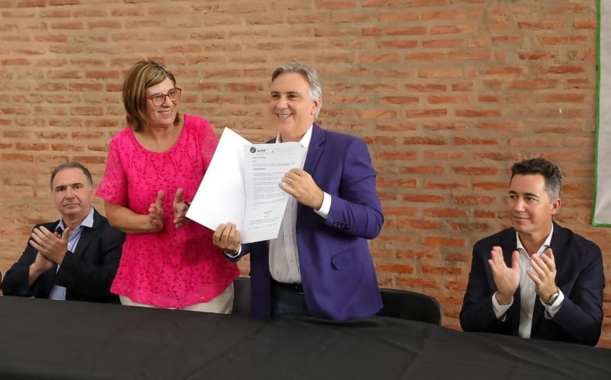 Llaryora inauguró el nuevo edificio del IPET 420 de Isla Verde