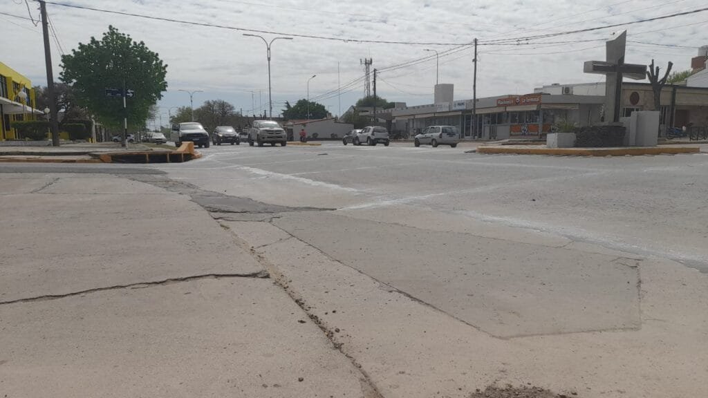 Las grietas en Av. España y San Martín, zona neurálgica de Arias