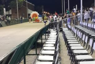 Poco público y sillas vacías en el Carnaval de Arias 2026
