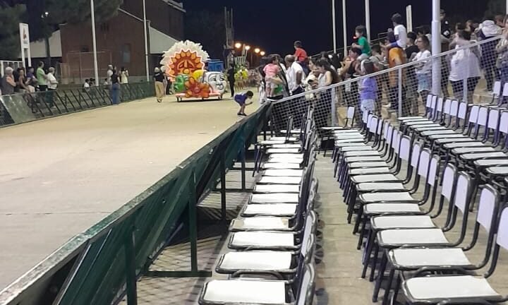 Poco público y sillas vacías en el Carnaval de Arias 2026
