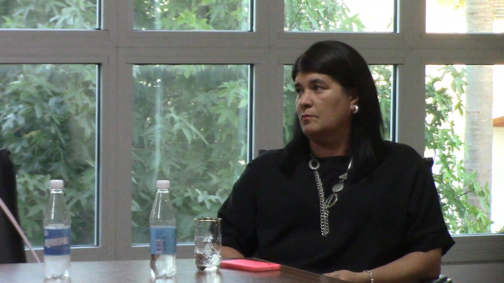 La concejal Verónica Atlanta escuchando al mandatario local